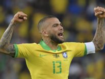 Dani Alves viaja a México para fichar con Pumas “con la ilusión de un niño”