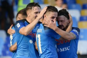 Napoli gana por la mínima y es puntero de la Serie A