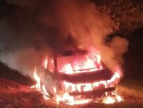 Vestidos de Antidrogas raptaron a una mujer y quemaron su auto, padre debe dinero