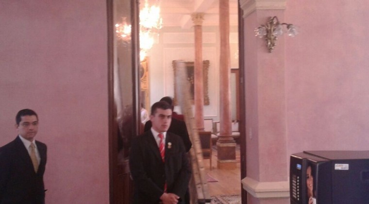 Techo del Palacio de López cede en plena reunión