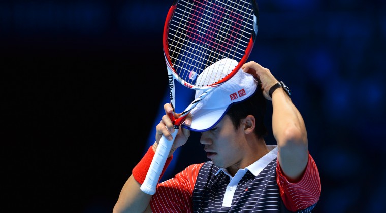 Nishikori vence y le da una mano a Federer