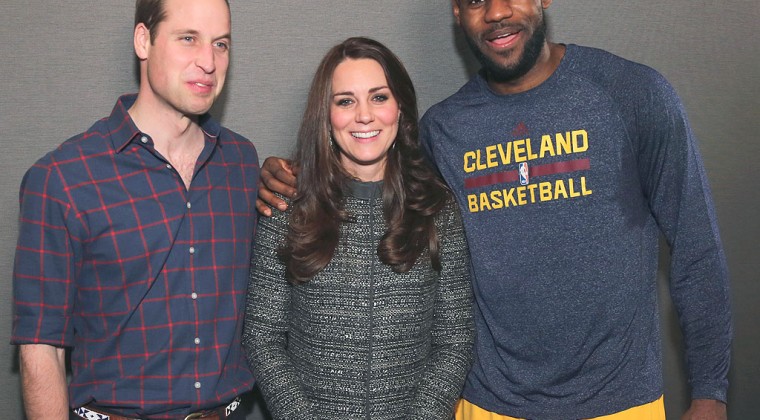 LeBron James viola protocolo al tocar a futura reina
