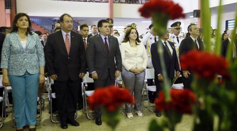 En el Día del Maestro, Cartes anuncia 1.500 becas