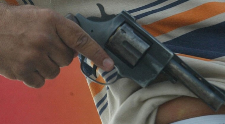 Protestó contra la quema de basura disparando a su vecino