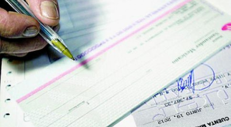 Quisieron cobrar cheques robados y fueron detenidos