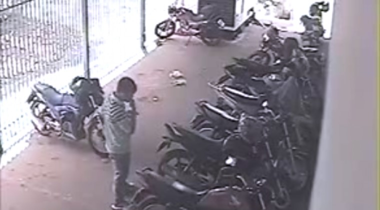 VIDEO: Así de fácil roban una moto estacionada