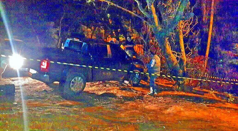 Sujetos abandonan camioneta y huyen de la policía