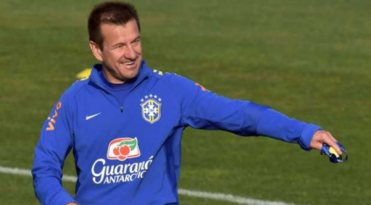 Dunga no da pistas del equipo ante Paraguay