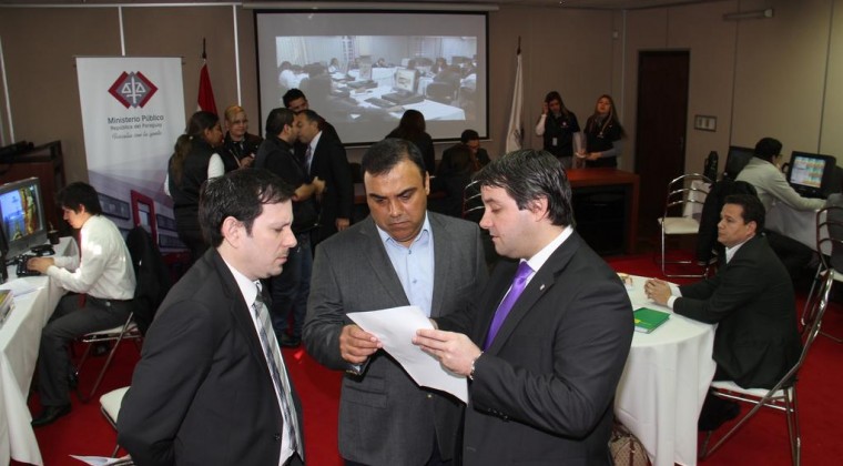 Punteros hacen disparos al aire frente a local de votación