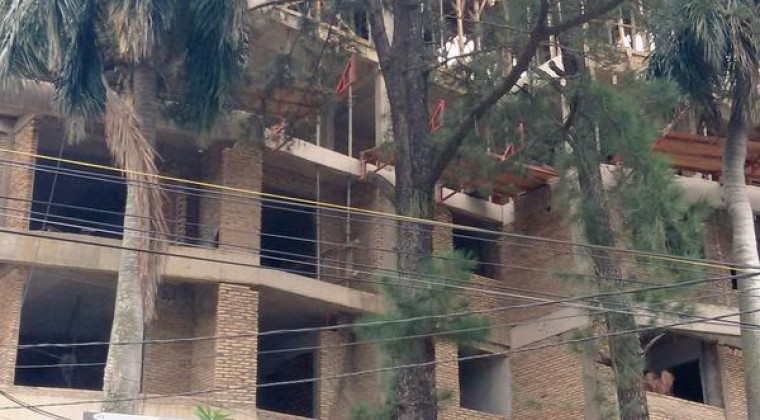 Obrero murió tras caer de lo alto de un edificio