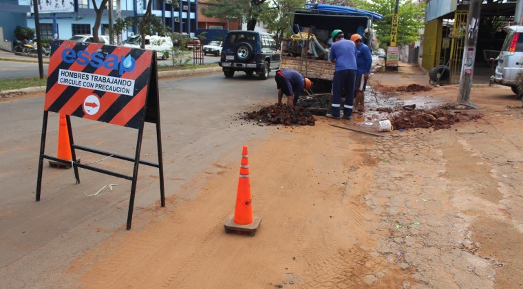 Instalarán tuberías en las veredas para evitar baches