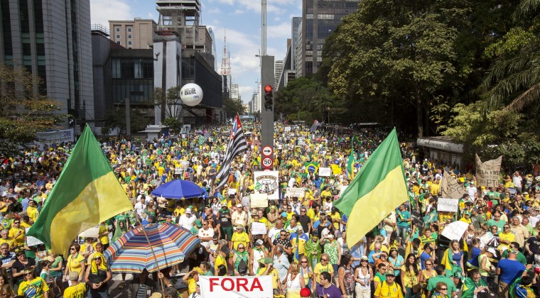 Cientos de miles de brasileños salen a las calles a gritar “fuera Dilma”