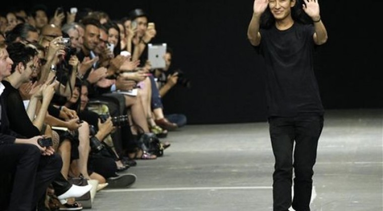 Diseñador Alexander Wang deja Balenciaga