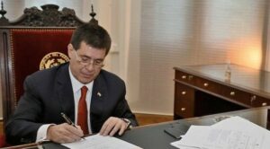 Cartes promulga ley del IVA a las cooperativas