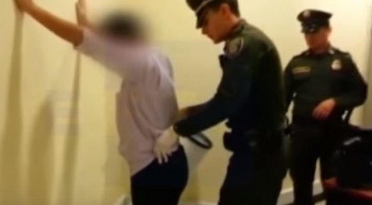 Caminaba raro con glúteos “enormes”: lo revisaron y llevaba 2 kilos de droga