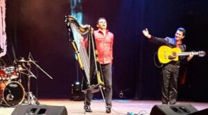 Tras recibir aplausos, músico se queda sin arpa