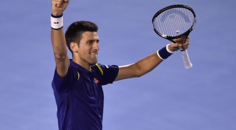Novak vence a Federer y va por el título