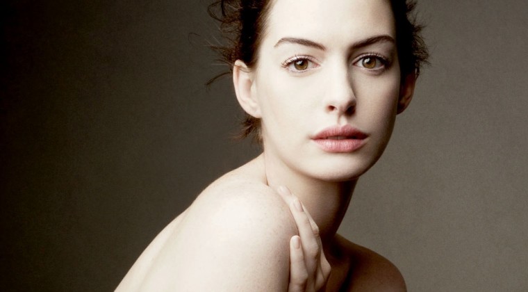 Hathaway se adelantó a los paparazzis y publicó su embarazo