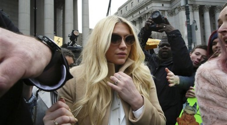 Kesha pierde querella para liberarse del productor que abusó de ella y la atormentó