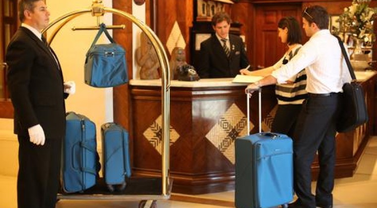 Hoteleros molestos con Mario por aumento de tasas al 300%