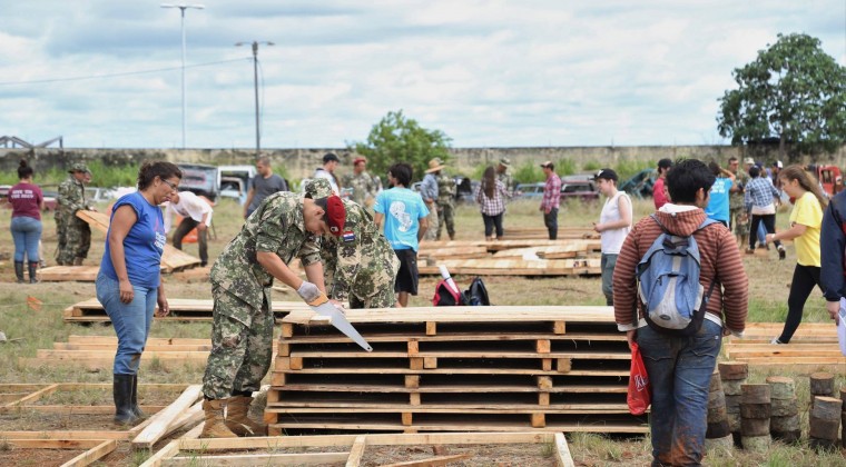 Diario HOY | Voluntarios construyen viviendas para familias afectadas