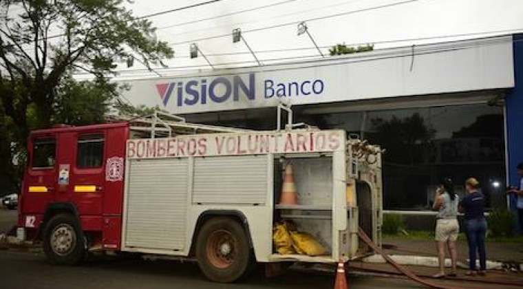 Principio de incendio en el banco Visión de Misiones