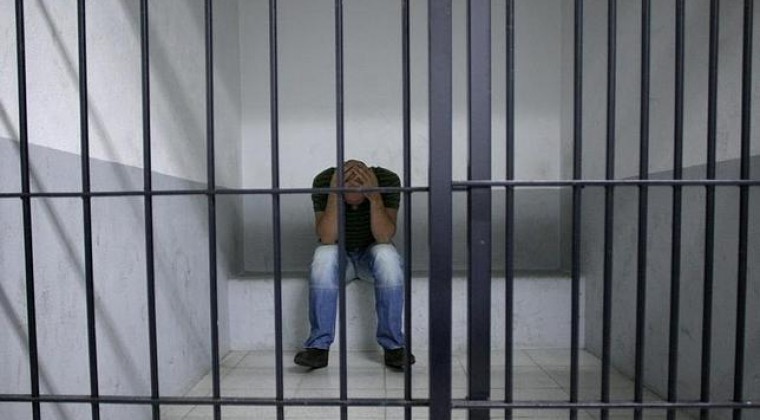 Le quitaron su auto y fue al calabozo por deber G. 400 mil: investigan a policías