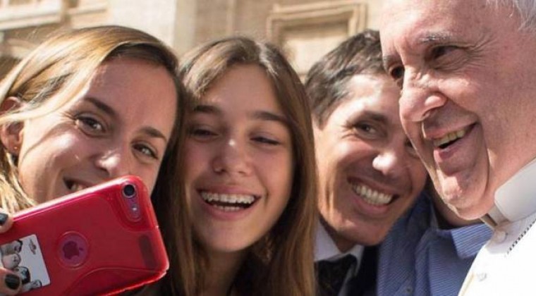 “La felicidad no es una app que se descarga en el móvil”