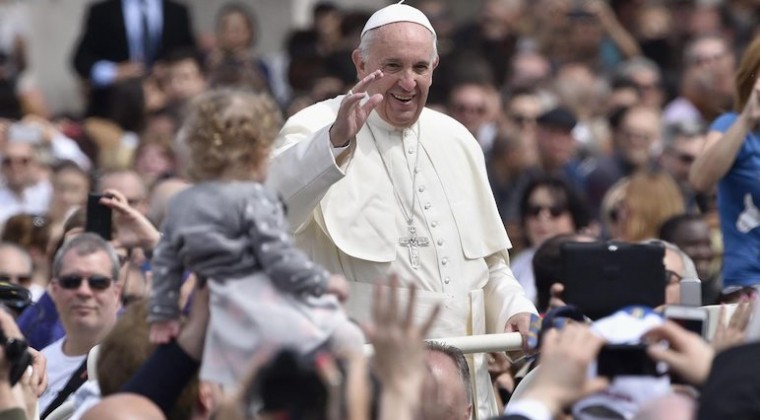 Papa pide a católicos reconocerse pecadores y no temer las miserias
