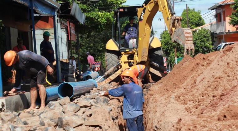 Con instalación de tuberías buscan paliar falta de agua en Sajonia