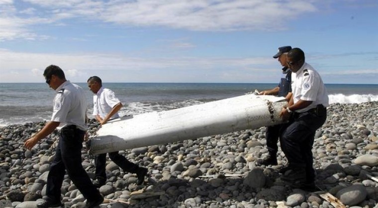 Hallan otras tres posibles piezas del Malaysia Airlines