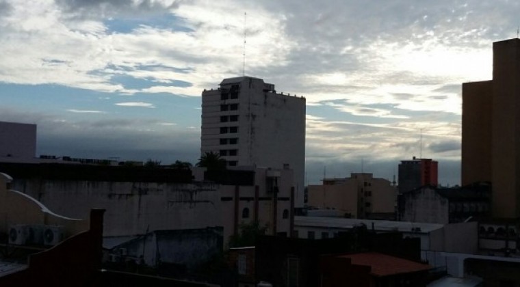 Ambiente fresco y lluvias continuarán por varios días