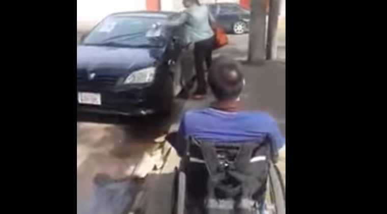 VIDEO | Escrachan a conductora por estacionar frente a rampa