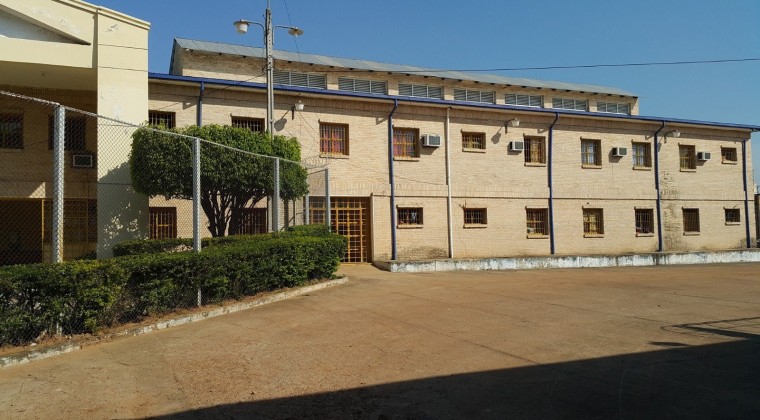 Motín en cárcel: 15 reclusos atacan y hieren a guardias
