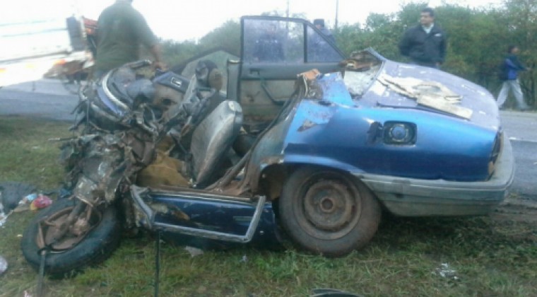 Hombre de 60 y niña 3 años desaparecen tras vuelco de embarcación en Ñeembucú