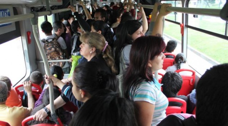 Acosos a mujeres en el bus: aprueban aplicar sanciones ante ola de denuncias