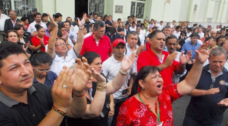 “Encuesta” en red: 18 mil paraguayos piden eliminar aguinaldos extras en entes