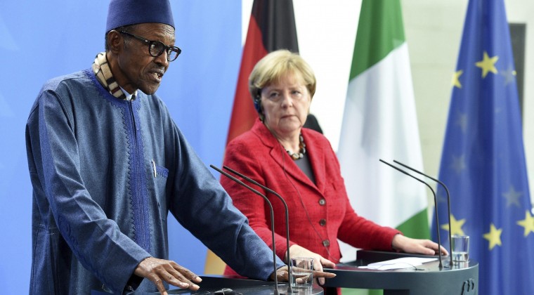 “El lugar de mi mujer es la cocina”, dice presidente de Nigeria