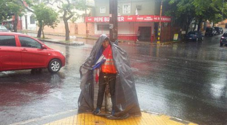 Funcionario se encadena para exigir su traslado