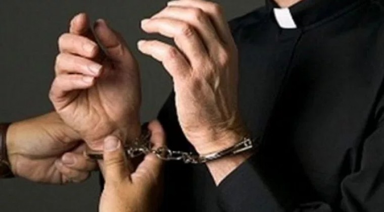 Detienen a sacerdotes por abusos a niños sordomudos