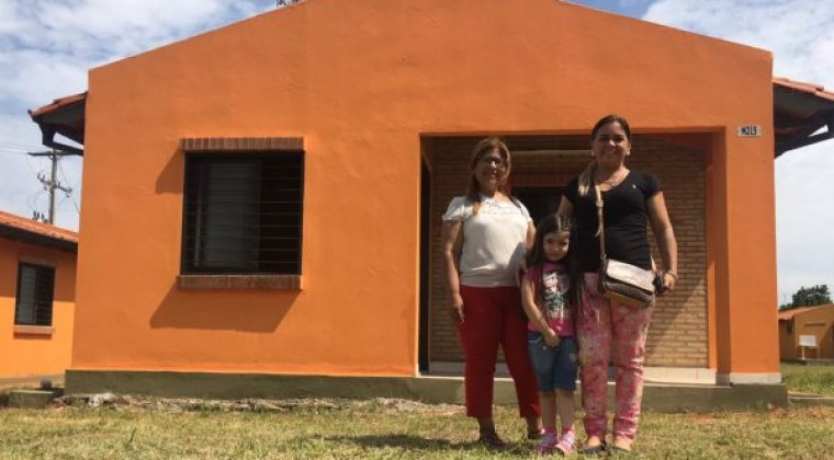 Luque: Senavitat hizo entrega de viviendas en Mora Cué
