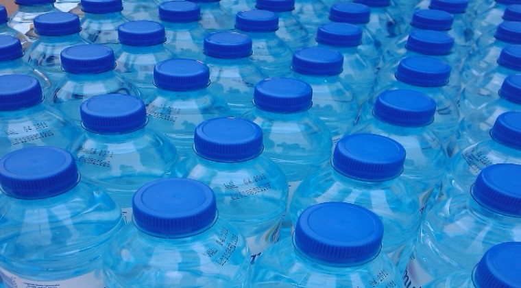 Agua mineral sin registro sanitario, hasta en hospitales