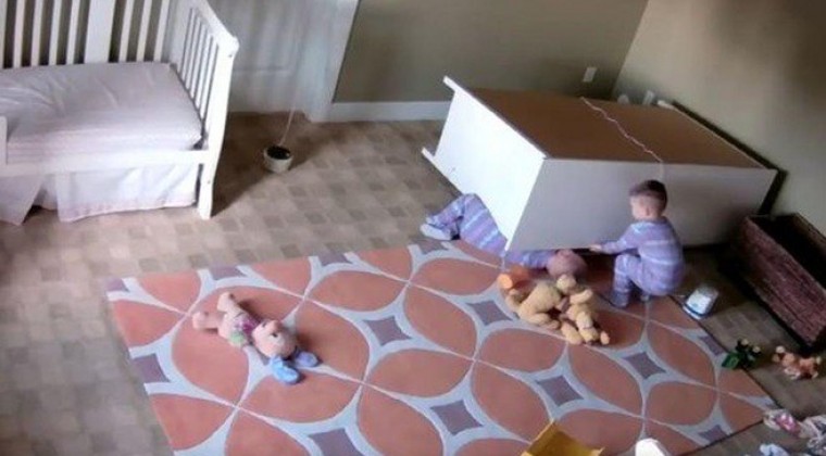 VIDEO: Gemelo le debe la vida a su hermano por increíble reacción