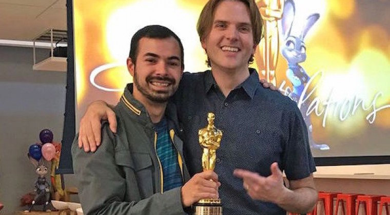 El cineasta paraguayo Joaquin Baldwin disfruta del Premio Oscar con Zootopia