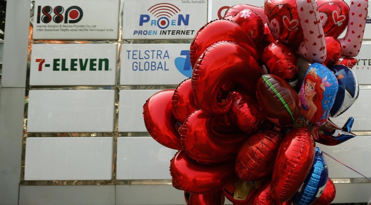 San Valentín: Detenido monje con una joven y drogas en un motel de Tailandia