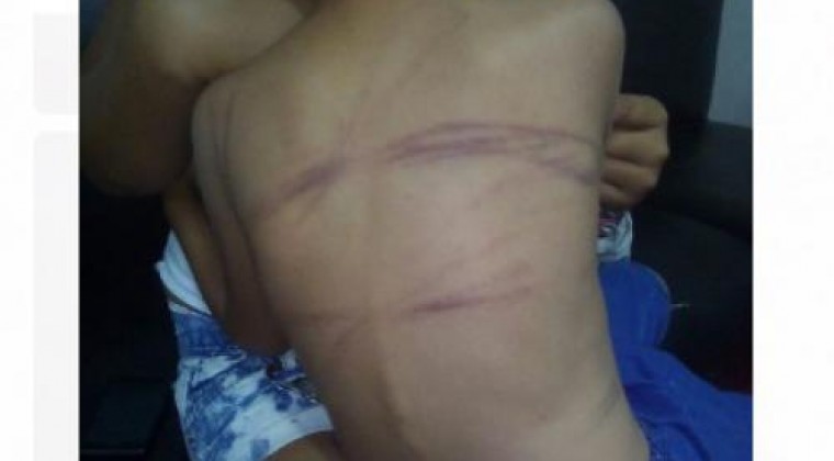 Detienen a mujer que golpeó a su hijo por no querer ir a la escuela