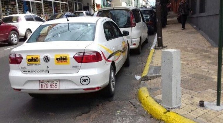 Móvil de ABC bloquea rampa