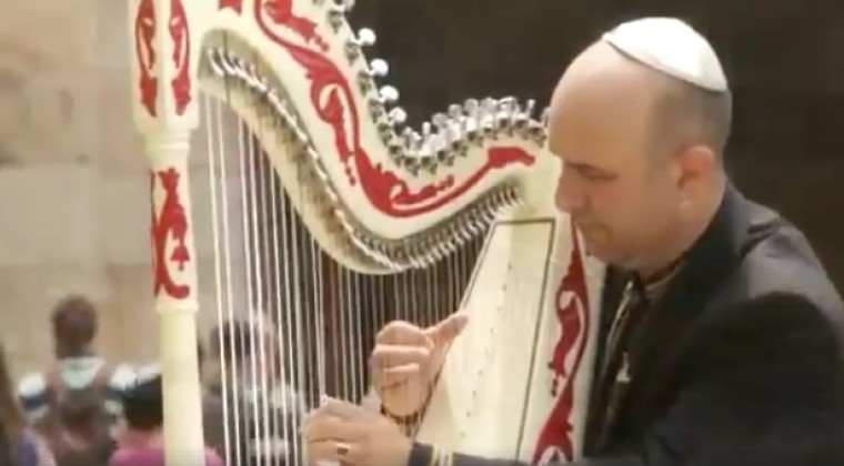 VIDEO | El músico paraguayo que enamora en la tierra de Israel