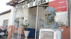 Padres cierran escuela para exigir salida de directora
