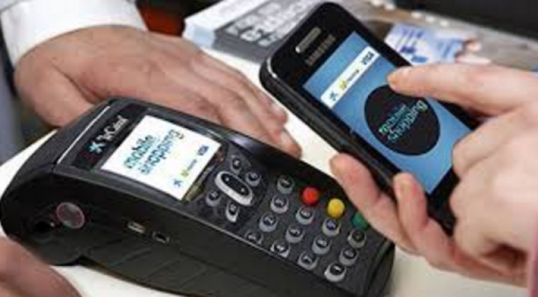 Cobro de sueldos a través de celulares: bancos piden trato igual para operadoras